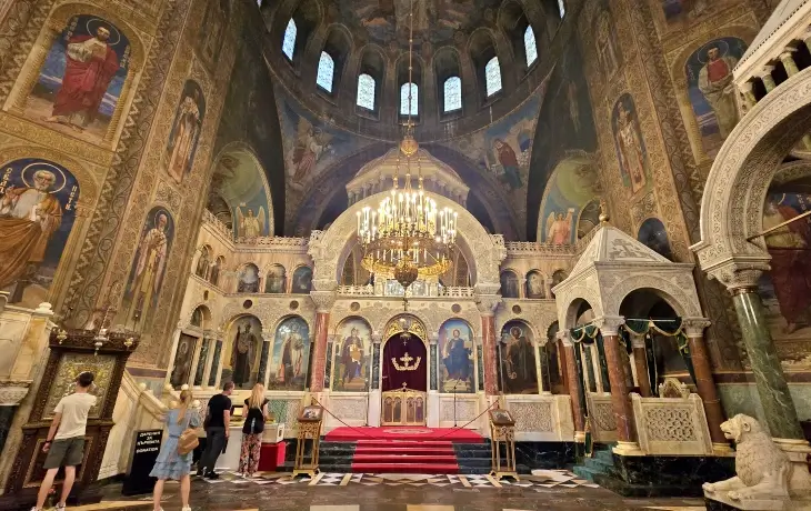 Alexander Nevsky Katedrali iç mekanı ikonostasis ve Ortodoks ikonaları Sofya